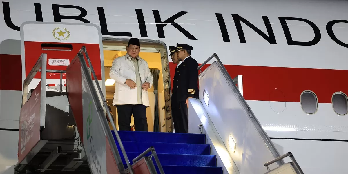 Presiden Prabowo Subianto tiba di Pangkalan TNI AU Halim Perdanakusuma usai kunjungan diplomasi ke Jepang dan Korea Selatan membawa komitmen investasi Rp575 triliun.  (Dok. Bakom RI)