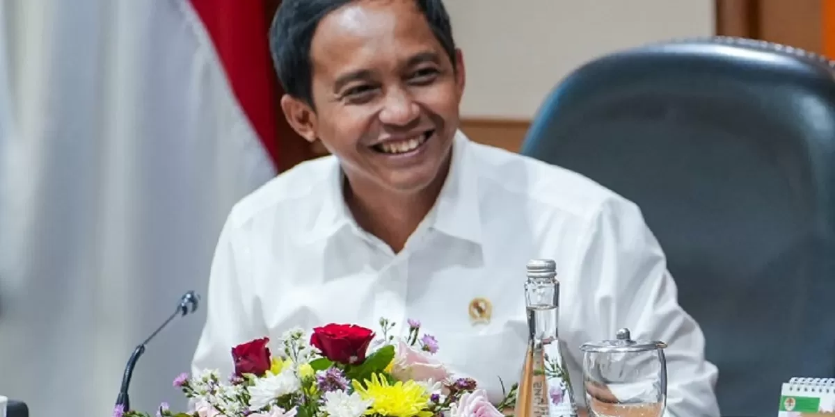 Menteri Kehutanan Raja Juli Antoni menegaskan kayu hanyut pascabanjir Sumatera dilarang dikomersialkan demi melindungi warga terdampak. (Instagram.com @rajaantoni)