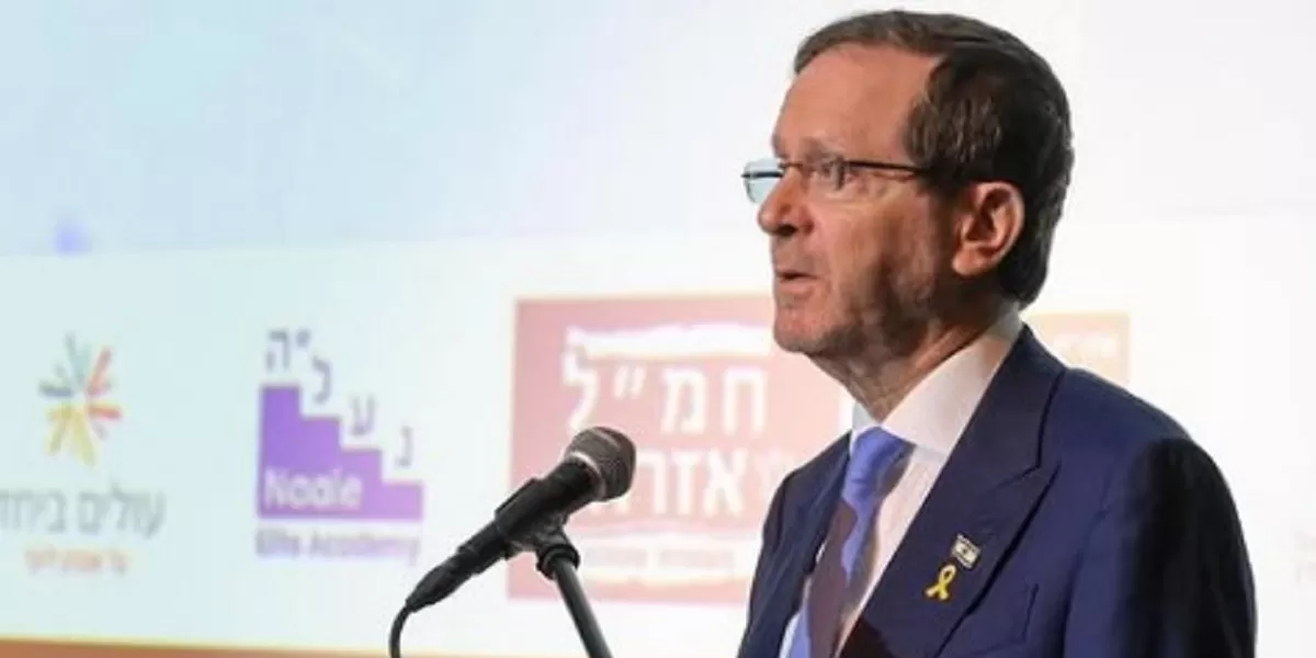 Presiden Israel Isaac Herzog. Polisi menggunakan pepper spray untuk membubarkan massa yang mencoba mendekati area terlarang selama kunjungan resmi Isaac Herzog. (Instagram.com @isaacherzog)