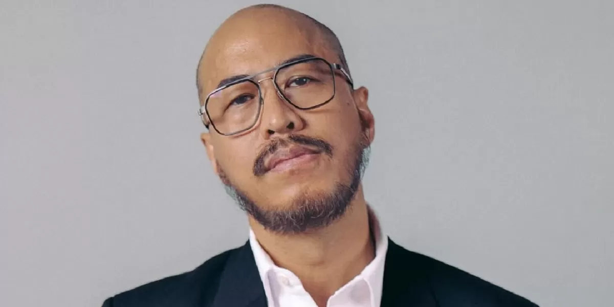 Pandji Pragiwaksono saat menghadiri prosesi sidang adat Toraja yang dihadiri 32 perwakilan masyarakat adat pada Februari 2026 terkait materi komedi lama.  (Instagram.com @pandji.pragiwaksono)