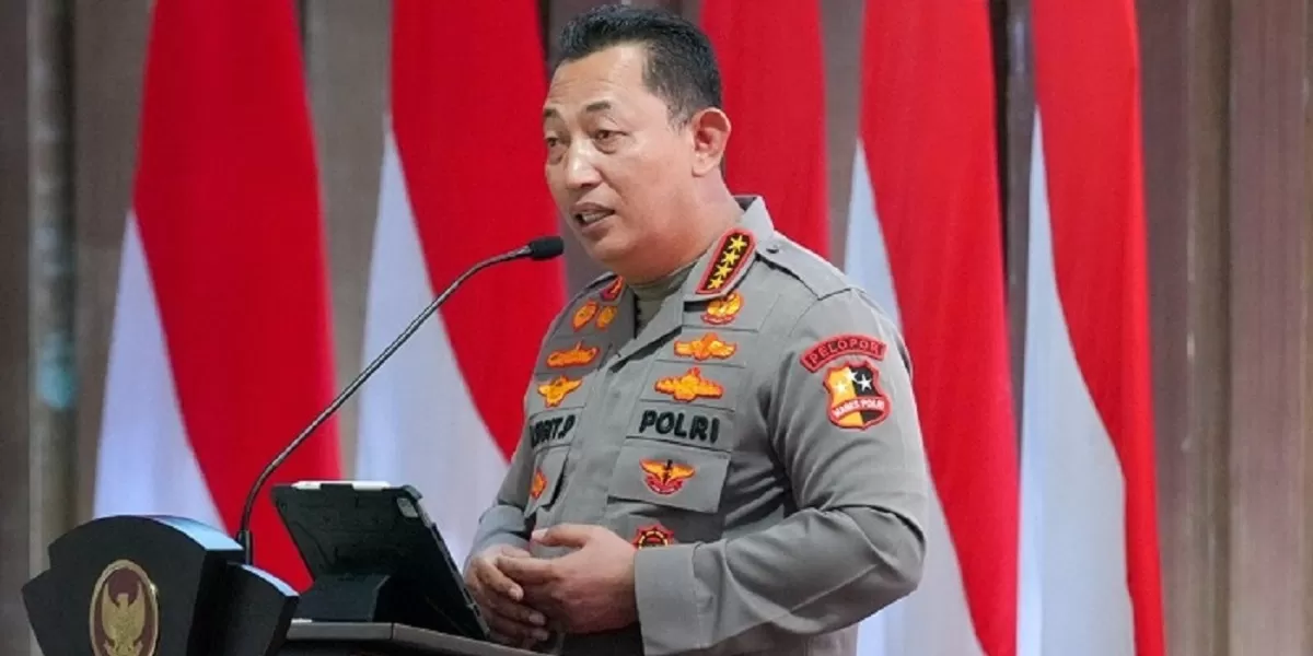 Kapolri Jenderal Listyo Sigit Prabowo. Tim Bareskrim Polri membawa barang bukti emas batangan hasil penggeledahan kasus tambang ilegal yang diduga terkait transaksi fantastis Rp25,8 triliun berdasarkan analisis PPATK. (facebook.com @Listyo Sigit Prabowo)