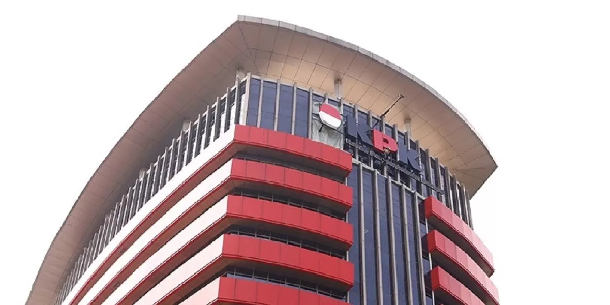 Gedung Merah Putih KPK. Jack Center Bondowoso kembali mendesak KPK menuntaskan kasus lahan kompensasi PT BSI setelah disebut ditemukan unsur Perbuatan Melawan Hukum dalam pemeriksaan. (Dok. Kreasi Dola AI)