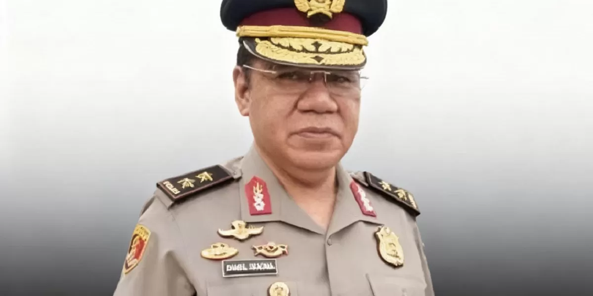 Direktur Eksekutif Penyidik Sektor Jasa Keuangan OJK, Daniel Bolly Hyronimus Tifaona Caption. Kasus dugaan manipulasi IPO menyoroti pentingnya transparansi dan tata kelola korporasi sekuritas di tengah meningkatnya jumlah investor ritel Indonesia. (Dok. Kreasi Dola AI)