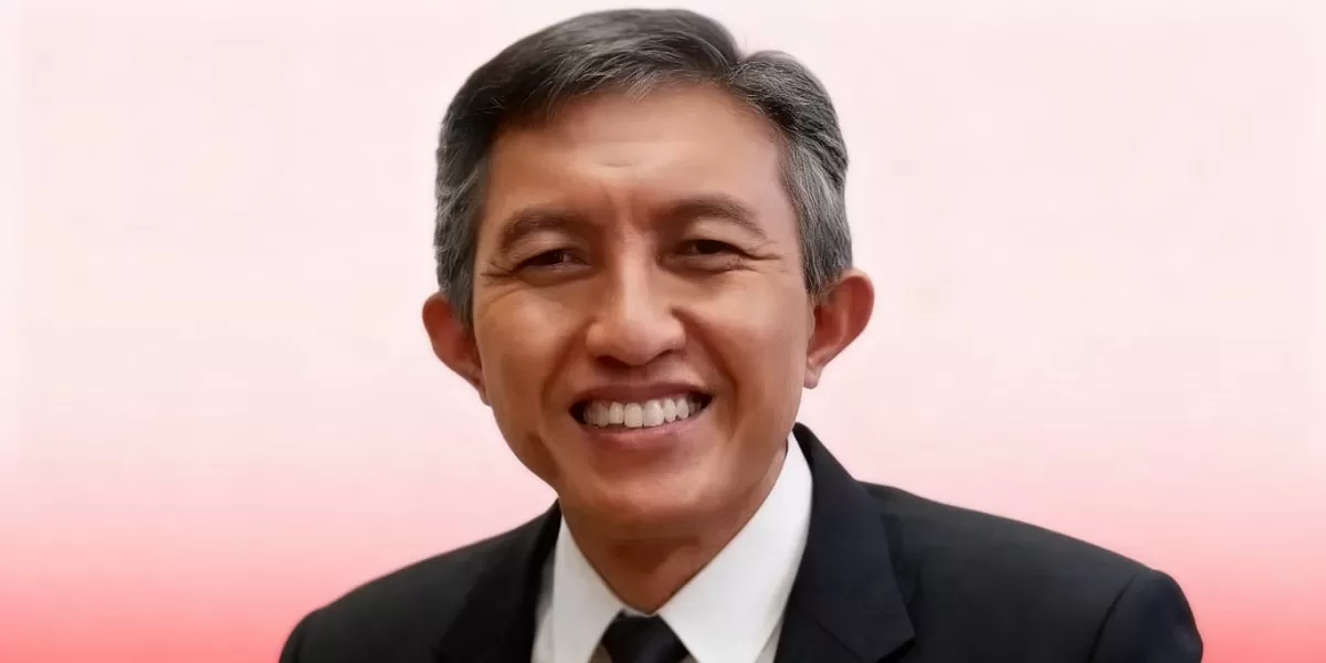 Ekonom Indef, Dr Hakam Naja. Krisis energi global dapat menjadi peluang bagi Indonesia mempercepat transformasi menuju ekonomi hijau dan energi berkelanjutan. (Dok. Kreasi Dola AI)