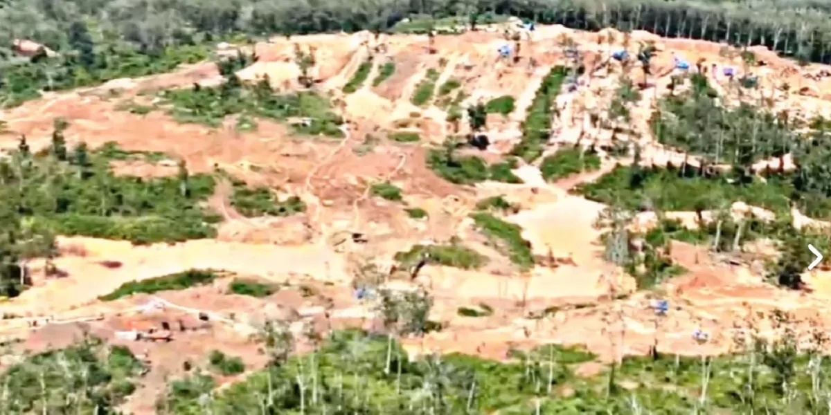 Petugas menginventarisasi kendaraan operasional tambang ilegal yang diduga digunakan mendukung distribusi logistik pertambangan.  (Dok. Humas Polda Lampung)