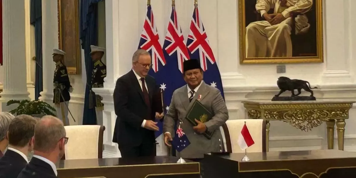 Perdana Menteri Australia, Anthony Albanes (kiri), dan Presiden Prabowo Subianto (kanan) menandatangani traktat keamanan bersama di Istana Merdeka, Jakarta, Jumat (6/2/2026).  ((Foto: Dok. Antara))
