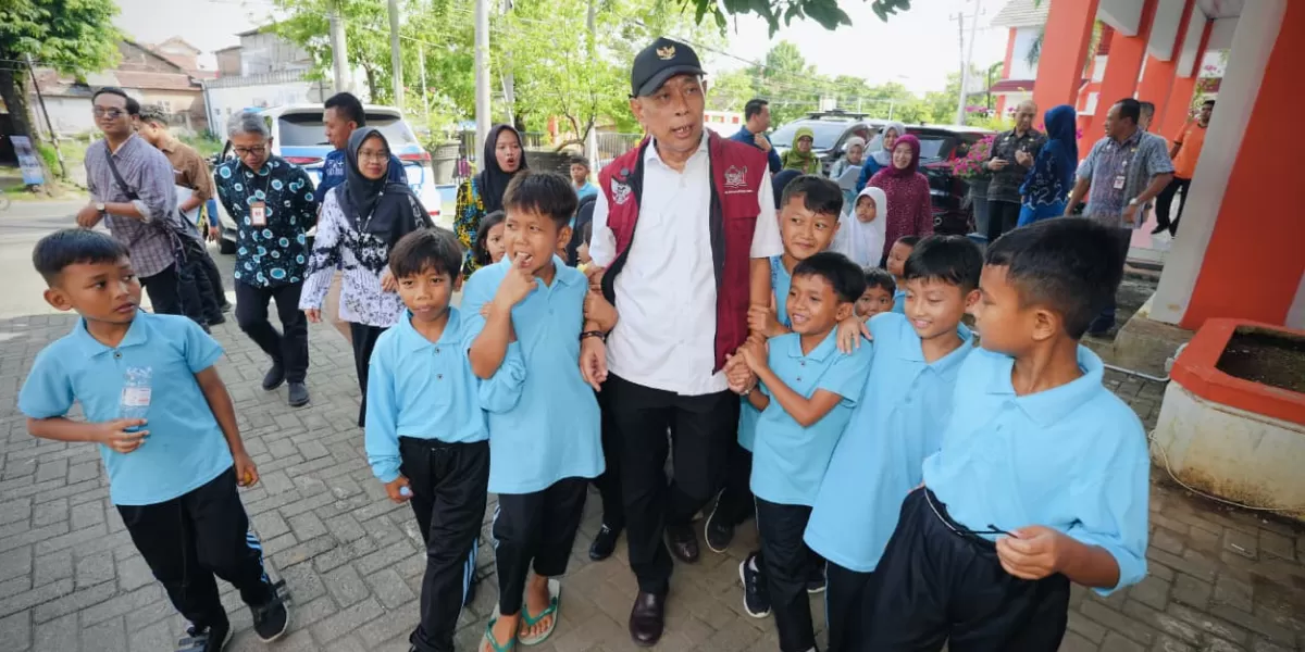 Wakil Menteri Sosial (Wamensos) Agus Jabo Priyono bersama anak-anak sekolah ((Foto: Dok. Kemensos))
