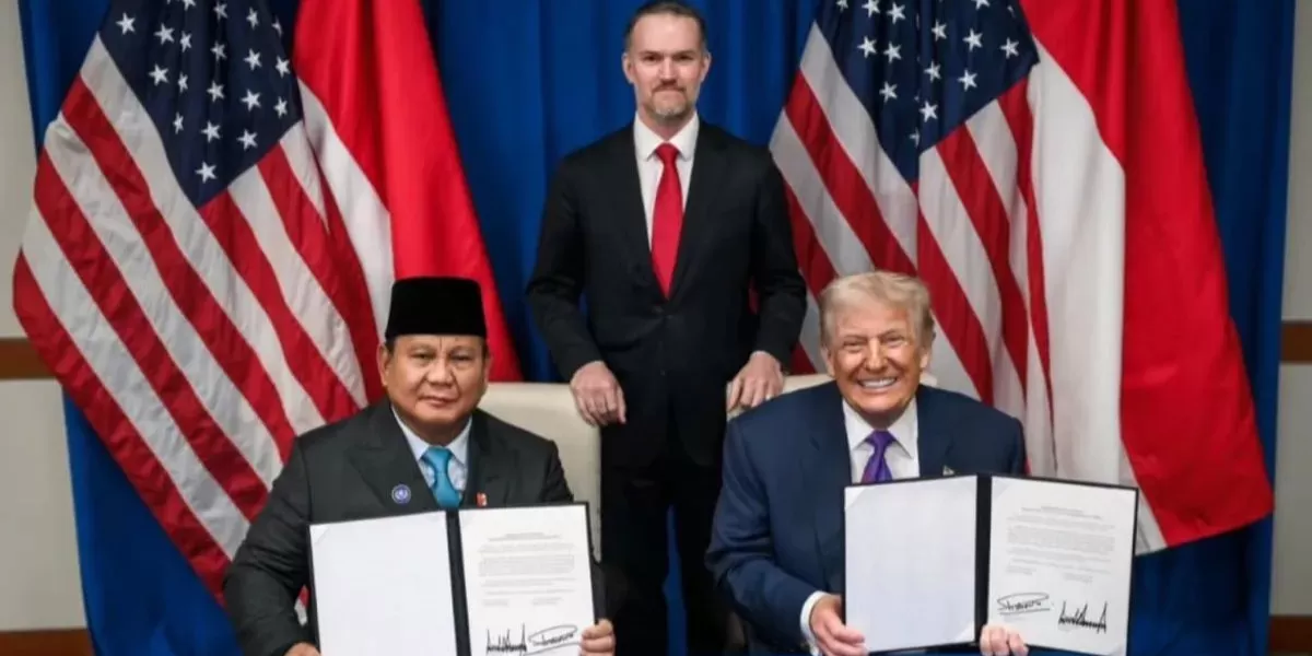 Presiden RI Prabowo Subianto (kiri) dan Presiden Amerika Serikat (kanan) Donald Trump mendatangani perjanjian perdagangan timbal balik di Washington DC, Amerika Serikat, Kamis (19/2/2026).  (Foto: Dok. Antara/Sekretariat Kabinet)