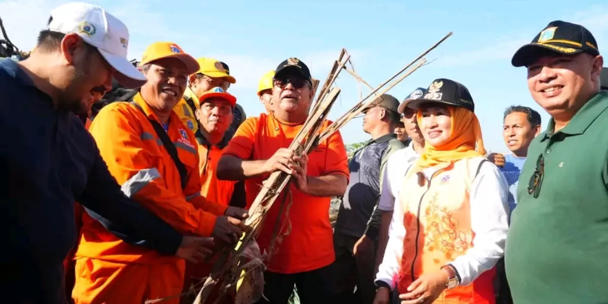 Wagub Rano Karno Tinjau Kerja Bakti Massal di Jakbar, Tekankan Mitigasi Banjir dan Lingkungan. (Kominfotik JB)