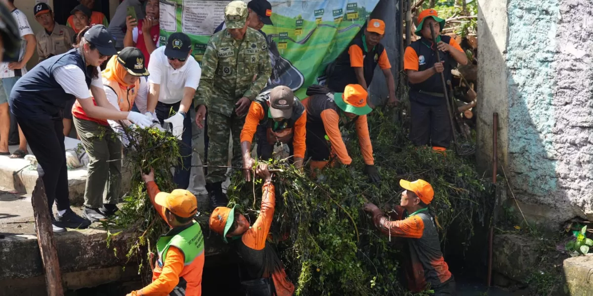 Kerja Bakti Massal di Kalideres, Pemkot Jakbar Kebut Normalisasi PHB Buaran untuk Tekan Risiko Banjir. (Kominfotik JB)