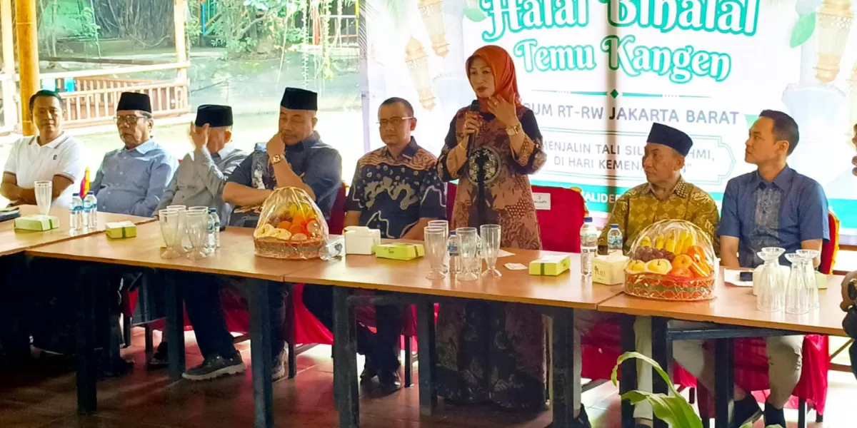 Wali Kota Iin Mutmainah menyampaikan arahan dalam kegiatan halal bihalal Forum RT/RW se-Jakarta Barat yang digelar di Saung Rawa Lele, Kalideres, Sabtu (18/4/2026). (Istimewa)
