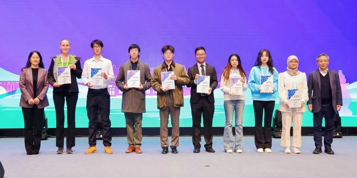 Tim Tycoon terdiri atas Najwa Waqiah Saleh, Nikita Dinda Azizah, dan Gustav Susanto dari  FEB UGM. Satwika Nino Wandhana dari Prodi Ilmu Komputer.  Diperkuat dua mahasiswa  The Hong Kong University of Science and Technology (HKUST): Pranavi Kuntrapakam  dan Anuk Ranaweera. Foto: Humas UGM.