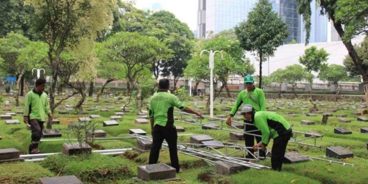 Pemprov DKI menyelenggarakan layanan pemakaman gratis untuk warganya di 82 TPU. Foto: Antara.