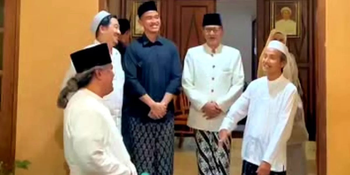 Di hadapan pimpinan pesantren, KH. Yasin Nawawi, serta para santri, Kaesang meminta doa restu agar perjalanan politik PSI tetap lurus. Foto tangkapan layar 