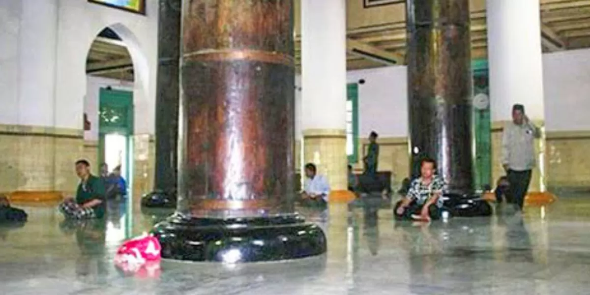 Tiang itu, sebagiannya tersusun dari potongan-potongan kayu sisa yang disatukan.  Orang menyebutnya saka tatal. Foto: Istimewa