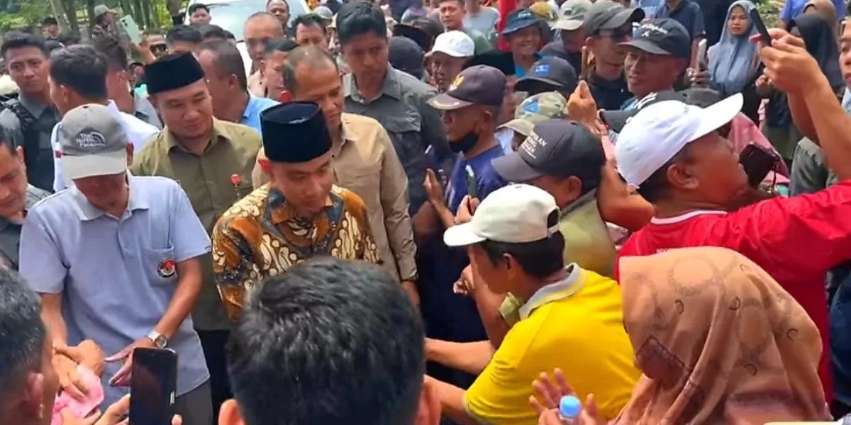 Dukuh Gendol, Mojokerto, Kedawung, Sragen kedatangan Gibran Rakabuming Raka yang meninjau sepotong jalan desa sepanjang 250 meter. Foto: Tangkapan Layar Setwapres.