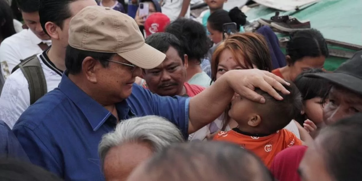 Presiden blusukan di bantaran rel kereta Pasar Senen. Foto: IG @Prabowo.