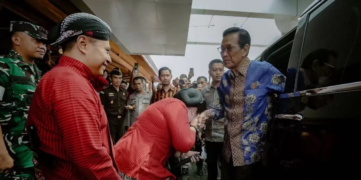 Sungkem Bupati Endah kepada Ngarso Dalem. Foto: HUMAS DIY