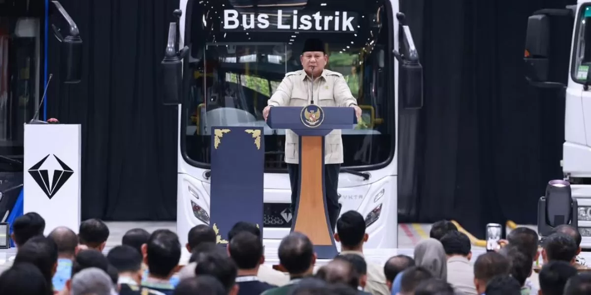Di hadapan jajaran pejabat dan pelaku industri, Prabowo Subianto meresmikan pabrik perakitan kendaraan komersial berbasis listrik. Foto: IG @sekretariat Kabinet