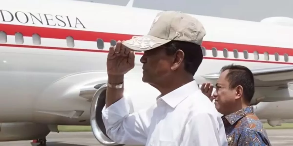 Sultan HB X langsung mengenakan topi hadiah dari Presiden . Foto: tangkapan layar.