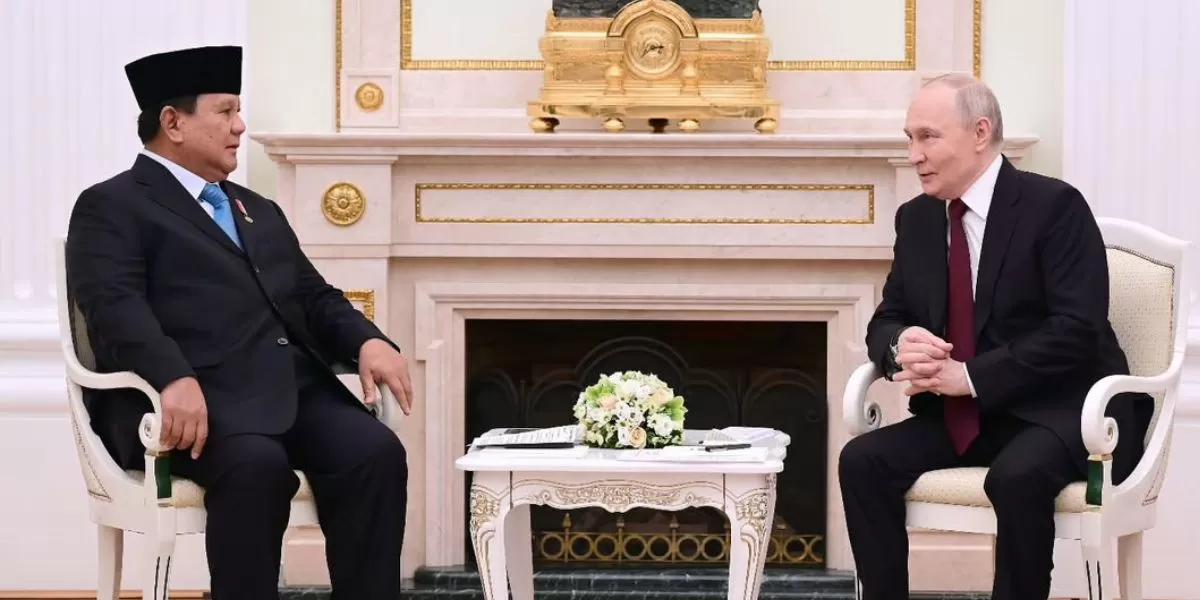 Presiden Prabowo disambut hangat oleh Presiden Vladimir Putin. Pertemuan keduanya bukan sekadar seremoni&mdash;melainkan maraton diplomasi selama lima jam yang sarat makna strategis. Foto: @setkabRI