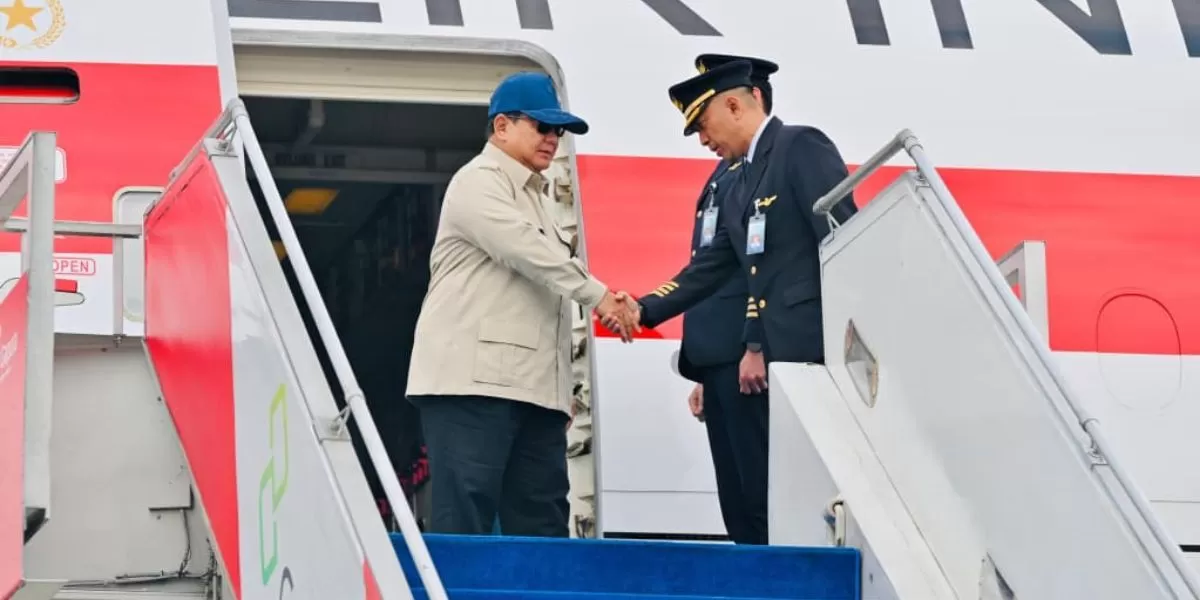 Presiden Prabowo Subianto tiba di Pangkalan TNI AU Halim Perdanakusuma, Jakarta, Rabu (15/4/2026) pukul 13.55 WIB. Foto: @setkab