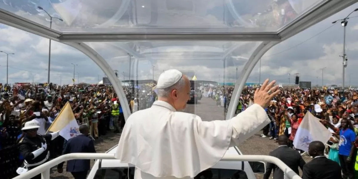 Misa Kudus yang dihadiri sekitar 120.000 umat di StadionPaus memasuki Stadion Japoma, Douala, Kamerun, untuk memimpin Misa yang dihadiri 120 ribu umat, Jumat (17/4).