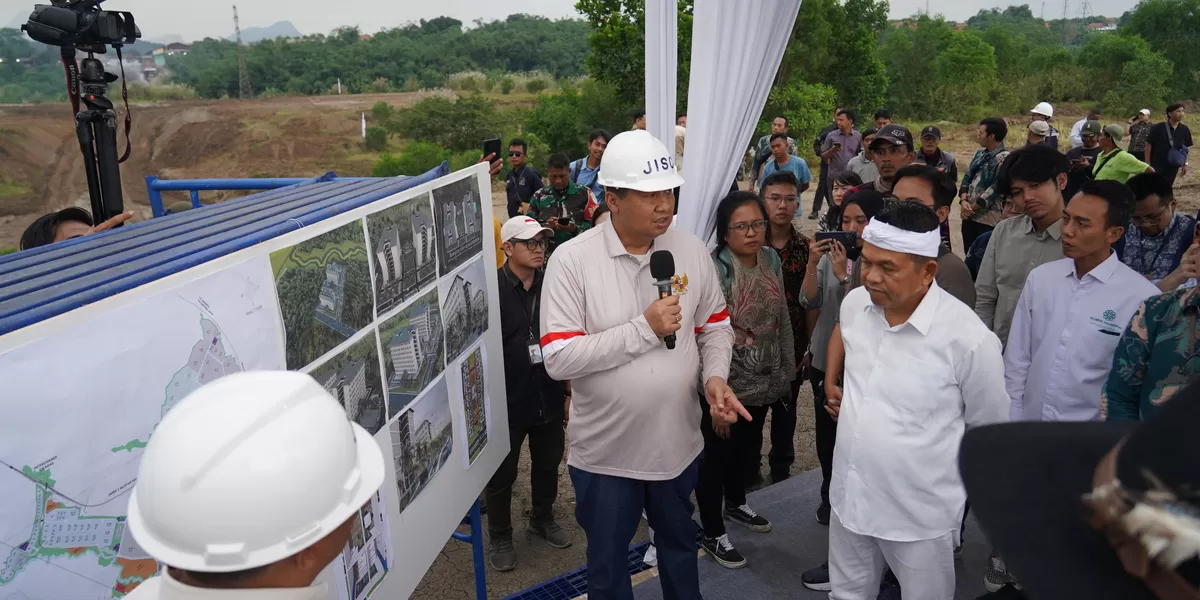 Menteri Perumahan dan Kawasan Permukiman (PKP) Maruarar Sirait meninjau langsung lokasi lahan di kawasan industri milik PT MOS di Kabupaten Purwakarta.
