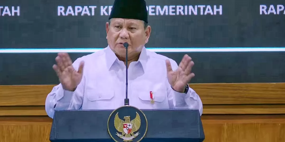 Presiden Prabowo Subianto memberikan taklimat saat rapat kerja dengan Kabinet Merah Putih. (tangkapan layar youtube Sekretariat Presiden)