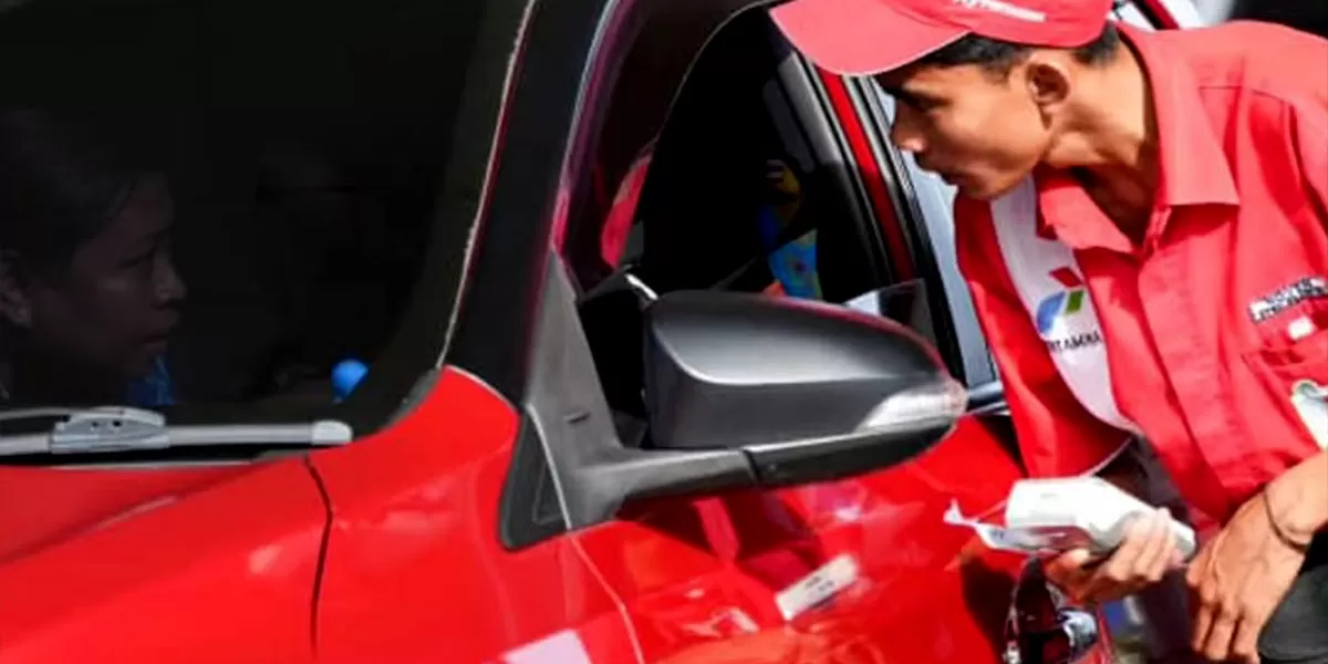 Petugas SPBU melayani pelanggan. Per hari ini, Sabtu, 18 April 2026, harga BBM non-subsidi naik. (Instagram/@pertamina)