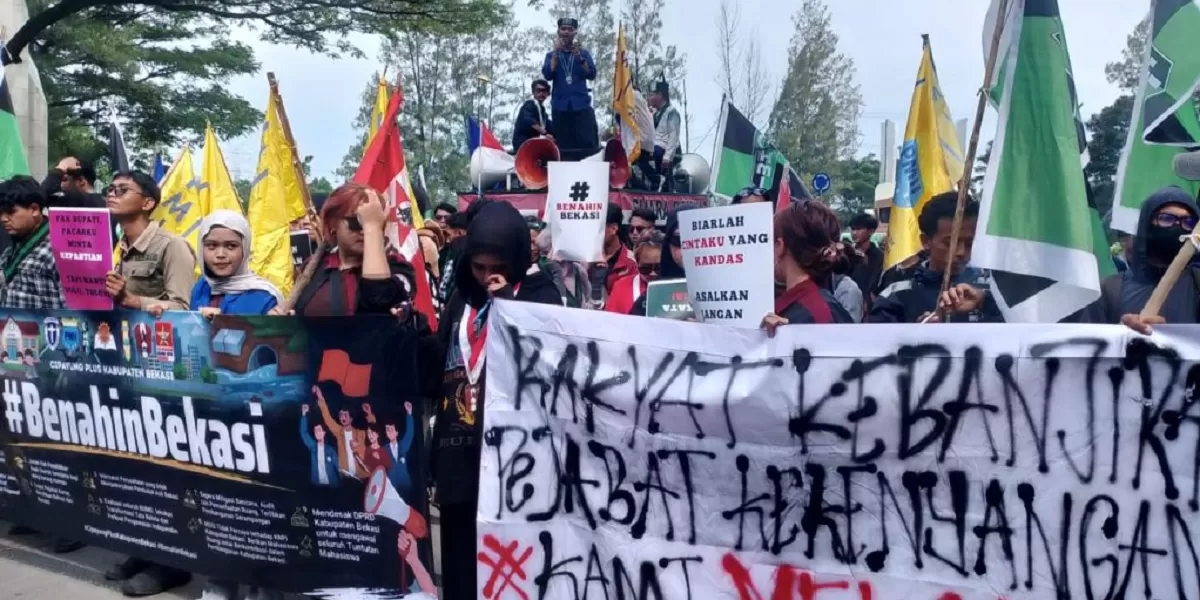 Aksi demonstrasi di depan Gedung Bupati Bekasi