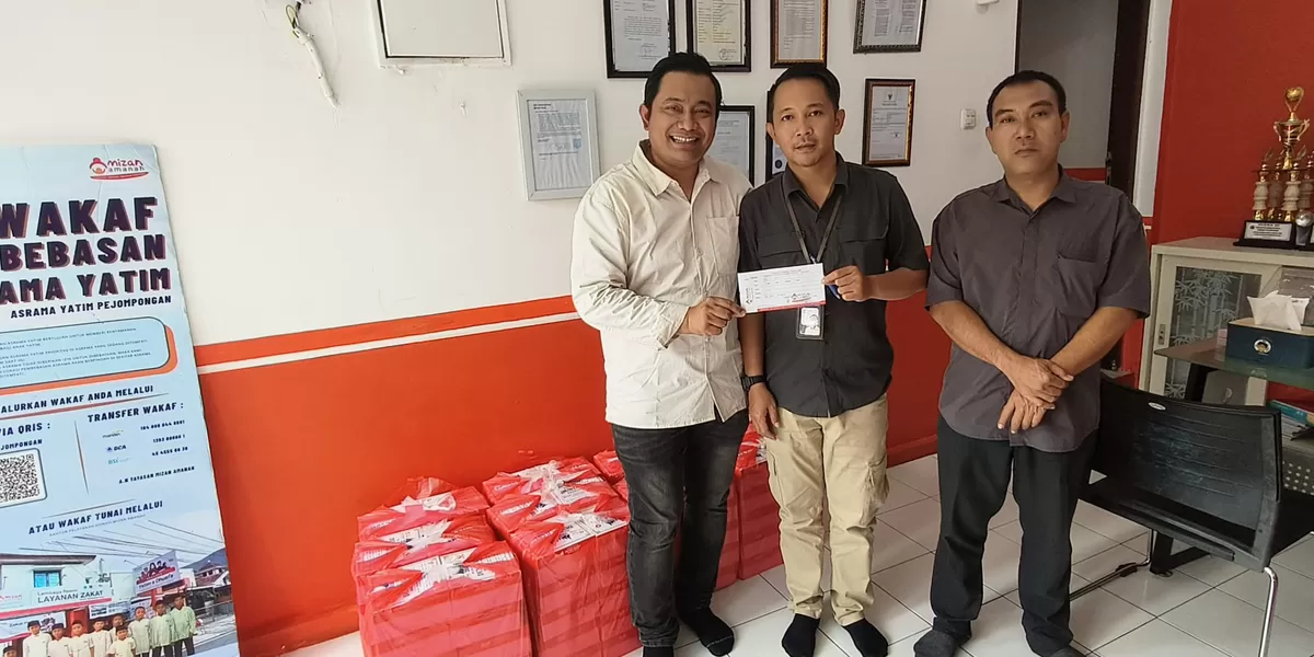 BRI Branch Office (BO) Gatot Subroto menggelar kegiatan sosial &ldquo;Jumat Berkah&rdquo; dengan menyalurkan bantuan makanan kepada masyarakat. 