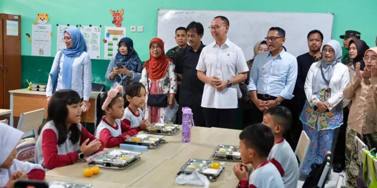 Wakil Ketua MPR RI, Eddy Soeparno, menyampaikan apresiasi atas keputusan Presiden Prabowo Subianto mengevaluasi program Makan Bergizi Gratis (MBG) agar lebih tepat sasaran, khususnya bagi siswa yang paling membutuhkan. Eddy juga menekankan perlunya pengawasan ketat terhadap seluruh pengelola SPPG.