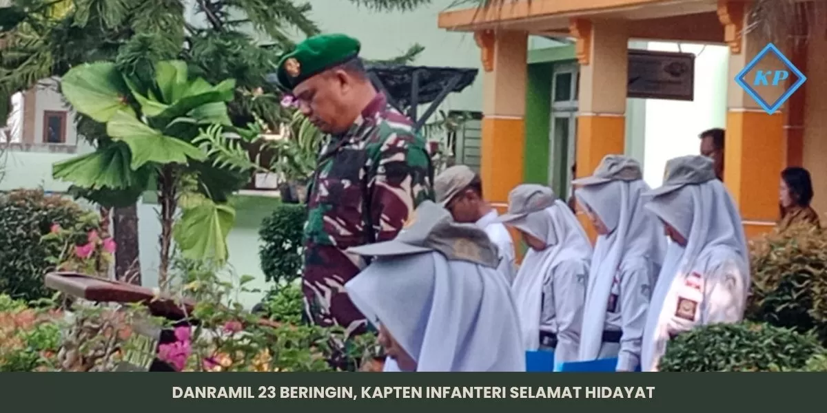 Danramil 23 Beringin, Kapten Infanteri Selamat Hidayat, saat memberikan amanat dalam upacara bendera Senin pagi kepada para pelajar. (SMKN1 BERINGIN)