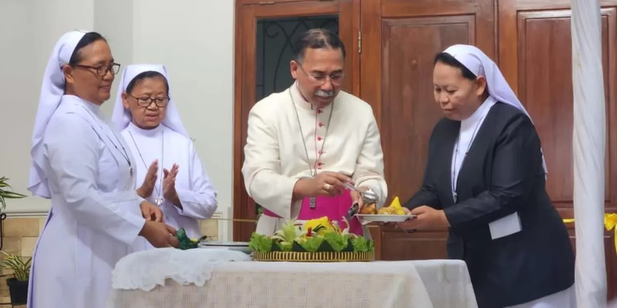 Uskup Agung Semarang, Mgr Robertus Rubiyatmoko memotomg tumpeng pada pemberkatan dan peresmian Biara Suster Charitas Santa Maria Degli Angeli Klepu, Kalurahan Sendangmulyo, Minggir, Sleman  (Foto : Istimewa)
