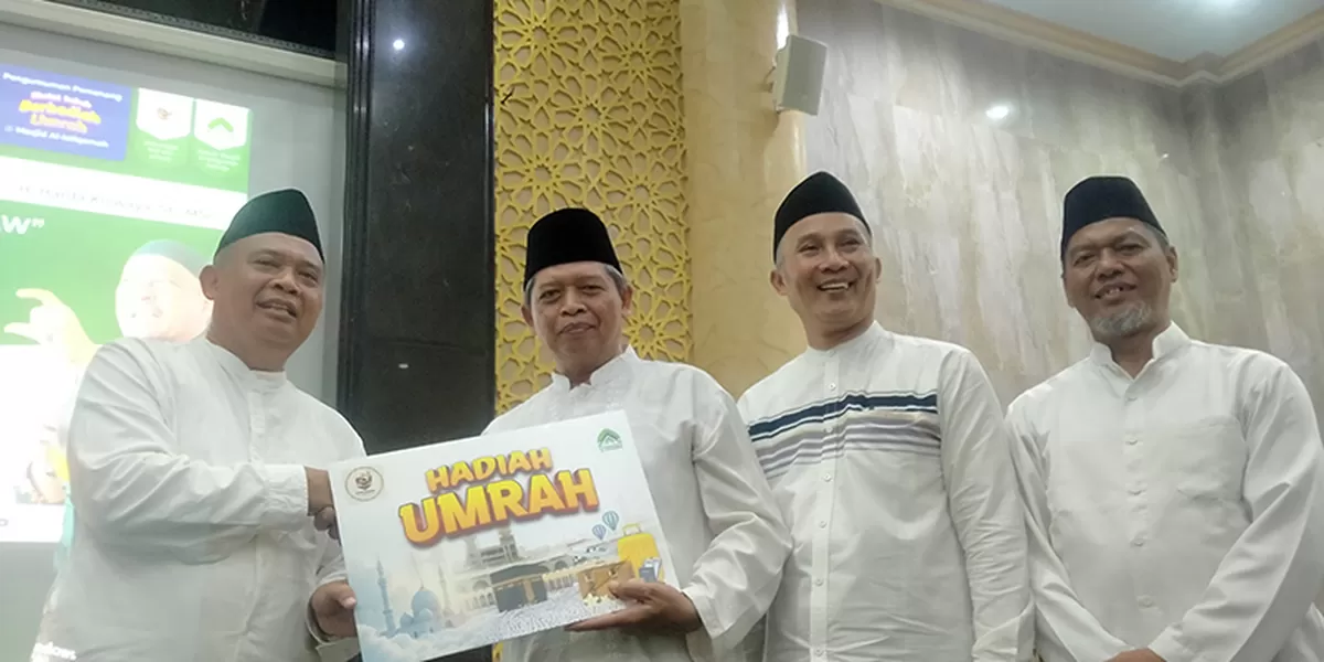 Bupati Sleman Harda Kiswaya, saat memberikan hadiah umrah gratis kepada jemaah paling rajin sholat subuh di Masjid Al Istiqomah, Jatirejo, Sendangadi, Mlati, Sleman, Minggu (4/1/2026).  (Foto: Koko Triarko)