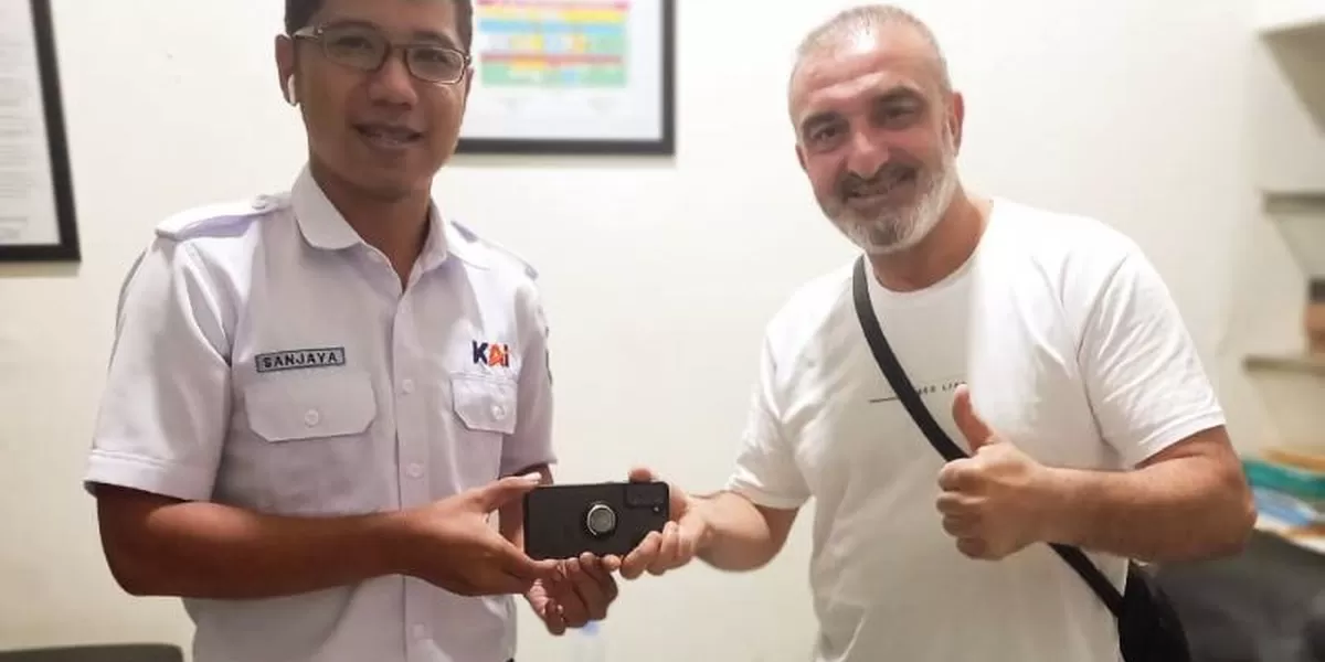 Penumpang kereta saat mengambil barang tertinggal  (Dok. Daop 6 Yogyakarta)