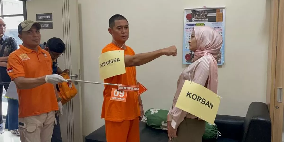 Pelaku memperagakan adegan rekontruksi pembunuhan  (Foto: Samento Sihono)