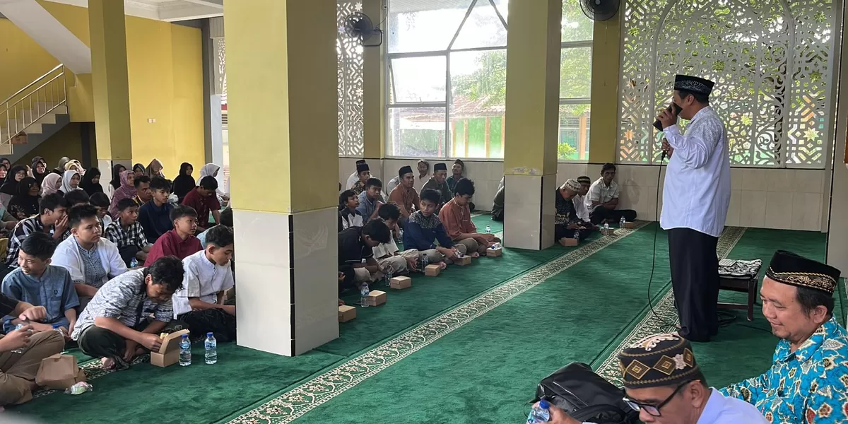 Pengajian di SMP Negeri 2 Kalasan menghadirkan penceramah Ustadz Prof. Dr. Ir. Sukamta, S.T., M.T., IPU., ASEAN Eng., Guru Besar Teknik Mesin UMY, Sabtu (10/1/2026).  (Foto: Dok. Istimewa)