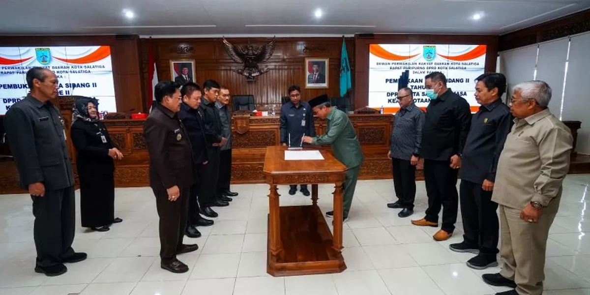 Penandatanganan Pakta Integritas oleh Ketua Alat Kelengkapan DPRD yang terdiri dari Komisi A, Komisi B, Komisi C, Badan Kehormatan, dan Badan Pembentukan Peraturan Daerah  (Foto: Dokpim. Salatiga)