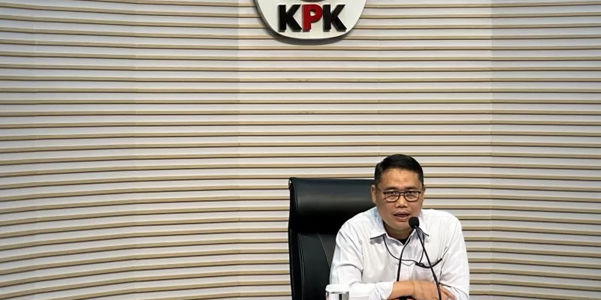 Pelaksana tugas Deputi Penindakan dan Eksekusi Komisi Pemberantasan Korupsi Asep Guntur Rahayu memberikan keterangan di Gedung Merah Putih KPK Jakarta, Minggu (11/1/2026).  (ANTARA/Rio Feisal)