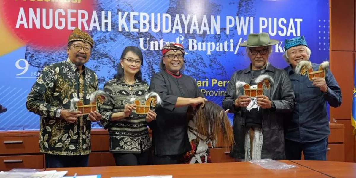 Sejak muda hingga menjadi bupati, Agus Setyawan konsisten melestarikan seni Jaran Kepang Temanggung. Dedikasi itu berbuah Trofi Abyakta PWI 2026. ( Foto: Istimewa)