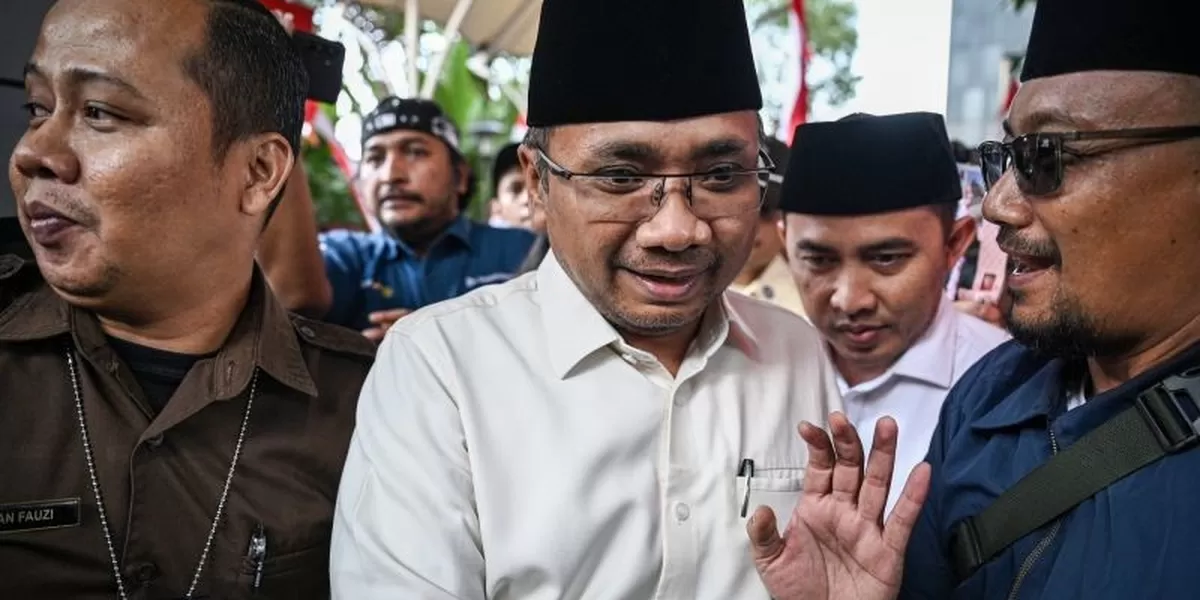 Mantan Menteri Agama Yaqut Cholil Qoumas (kedua kiri) berjalan keluar usai menjalani pemeriksaan di Gedung Merah Putih KPK, Jakarta, Senin (1/9/2025). Yaqut Cholil Qoumas dimintai keterangan selama tujuh jam terkait penyelidikan kasus dugaan korupsi kuota haji khusus 2024.  (ANTARA FOTO/Fauzan)