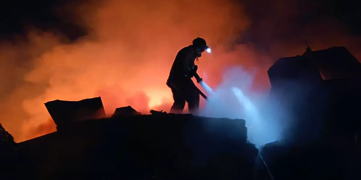  Petugas saat memadamkan kebakaran yang&nbsp;melanda pabrik plywood CV Muara Kayu di Pringsurat, Temanggung, Minggu malam. Api diduga berasal dari mesin hot press. (Foto: Istimewa )