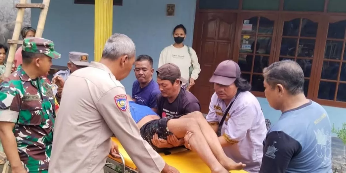 Petugas saat melakukan evakuasi korban terjatuh. (Dok. Polsek Gamping)