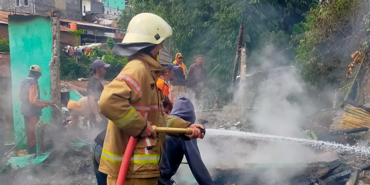 Pemadaman kebakaran di Tretep Temanggung. (Dok)