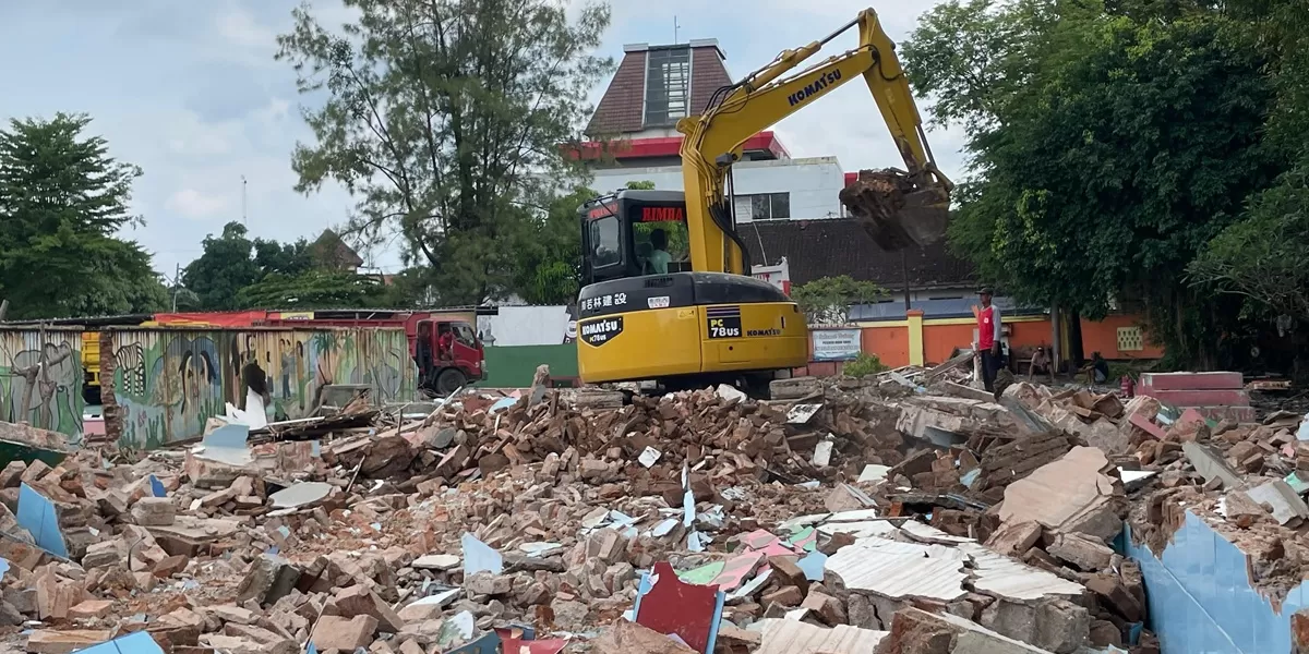 Pemkab Sukoharjo bongkar bangunan lama dan siapkan lahan pembangunan Pujasera. (Foto: Wahyu imam ibadi)