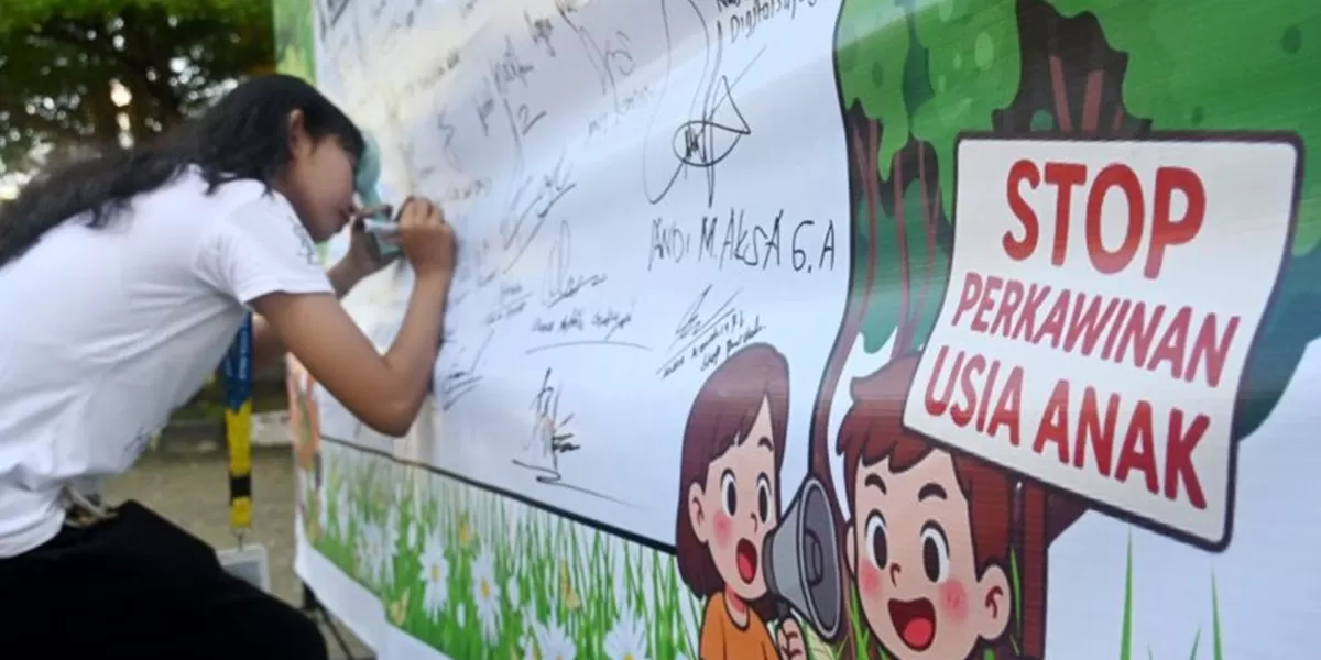 Seorang remaja membubuhkan tanda tangan pada spanduk saat deklarasi pencegahan perkawinan usia anak yang digelar di Palu, Sulawesi Tengah, Minggu (13/7/2025).  (ANTARA FOTO/Basri Marzuki)