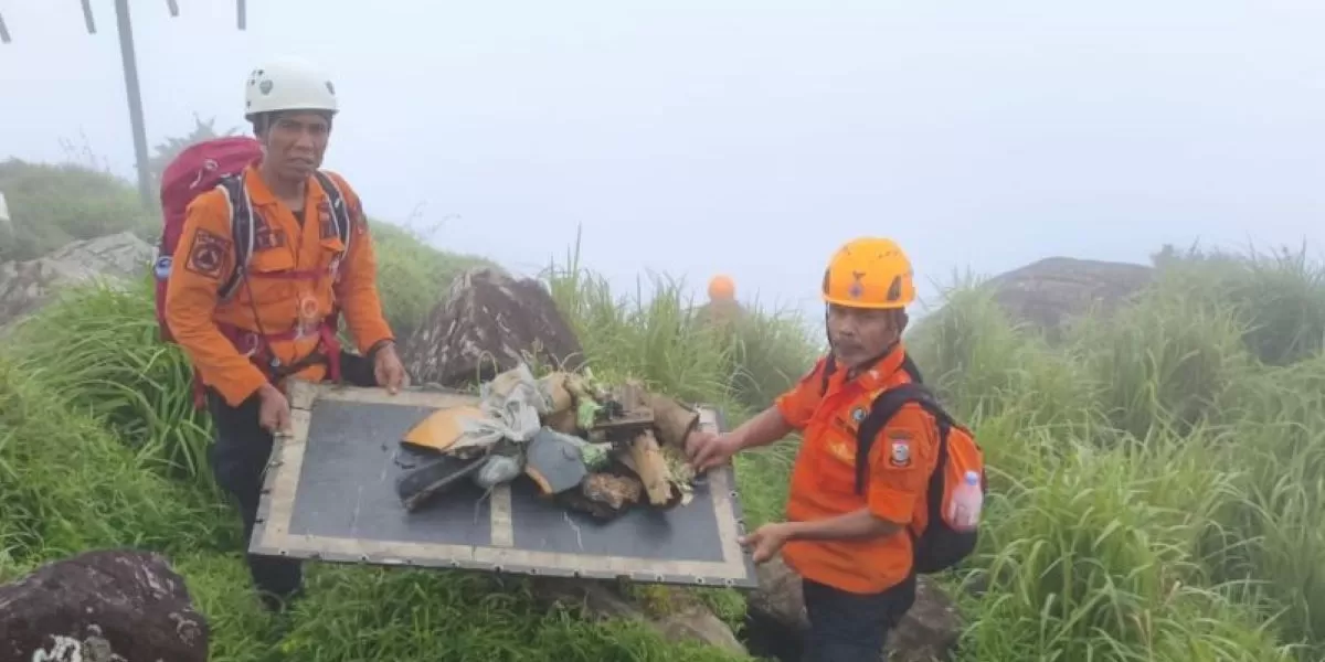  Tim SAR Gabungan menunjukkan serpihak pesawat ATR 42-500 diisekitar lokasi kecelakaan jatuhnya pesawat naas tersebut di wilayah Taman Nasional Bantimurung-Bulsaraung Kabupaten Maros, Sulawesi Selatan, Minggu (18/1/2026).  (ANTARA/HO-Dokumentasi BPBD Makassar)