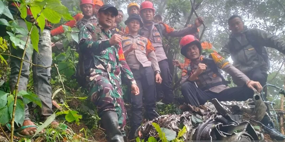 Tim SAR Gabungan menunjukkan serpihan mesin pesawat ATR 42-500 usai menabrak lereng Gunung Bulusaraung, di Kabupaten Pangkajene Kepulauan (Pangkep), Sulawesi Selatan, Minggu (18/1/2026).  (ANTARA/HO-Dokumentasi Basarnas Makassar)